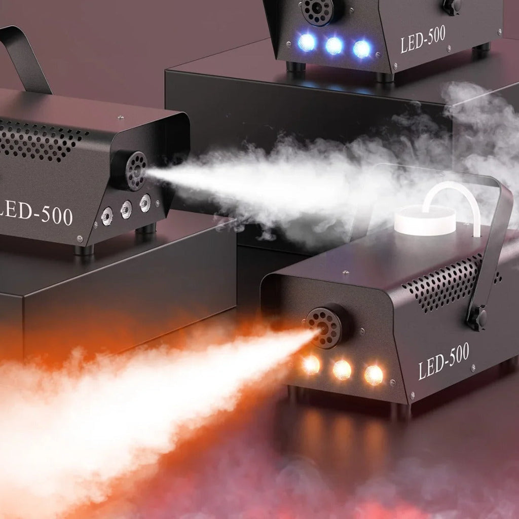 Machine à fumée 500 W du pack en action, épais nuage éclairé en orange