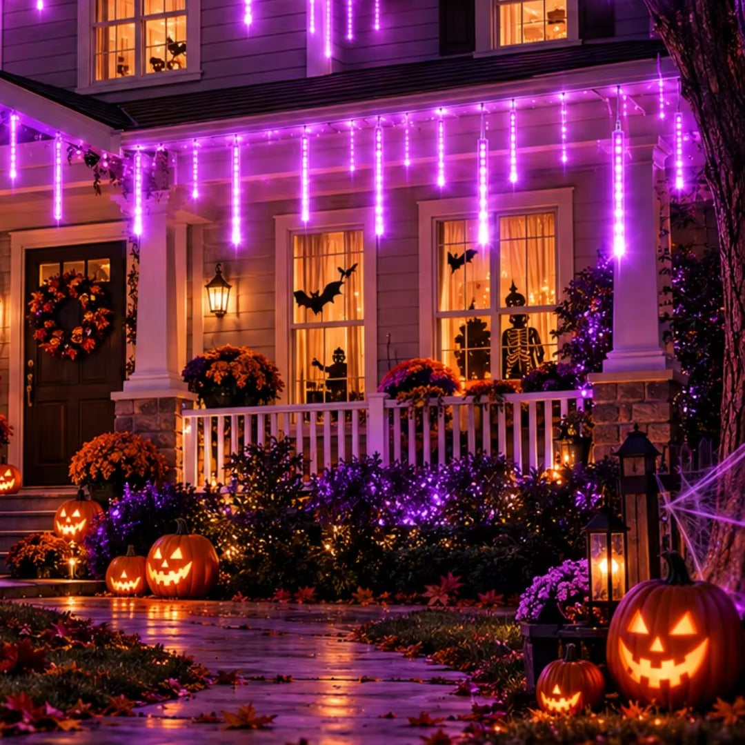 Guirlande pluie de météores violette installée sur le porche d'une maison décorée pour Halloween