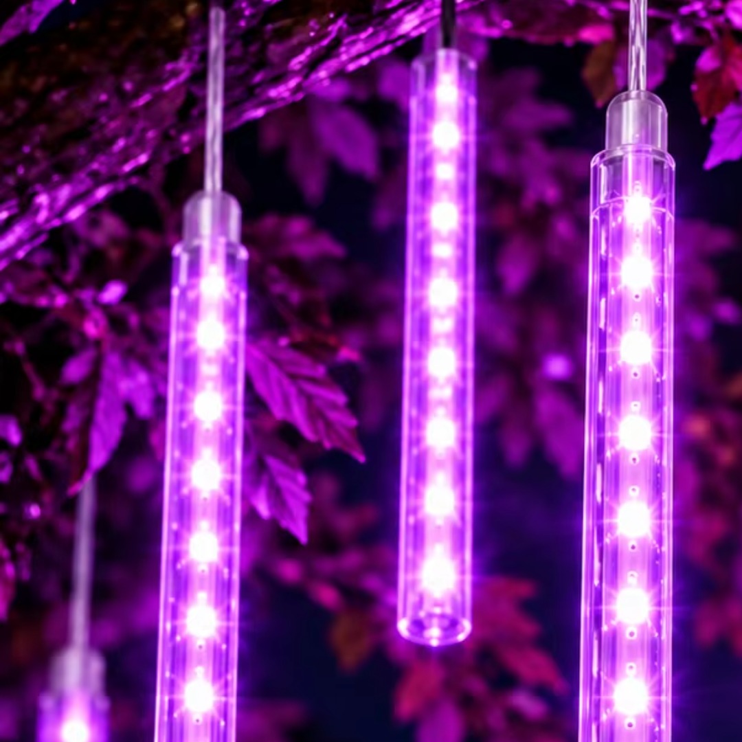 Gros plan sur les tubes LED violets de la guirlande pluie de météores